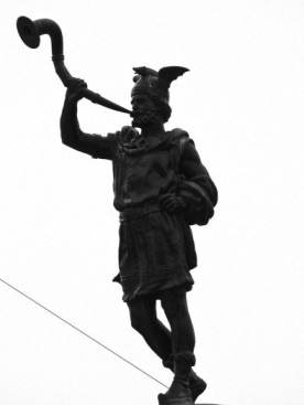 Photo de la statue de Heimdallr sur un pont de Stockholm