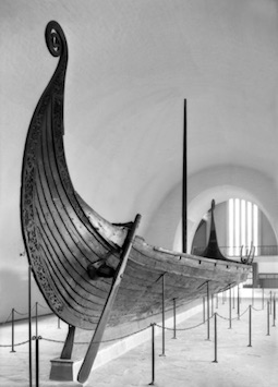 Photographie noir et blanc du bateau d’Osberg avec la quille de sa poupe au premier plan